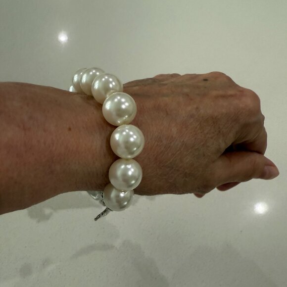 GUESS Los Angeles Faux Pearl Charm Bracelet - Picture 7 of 10